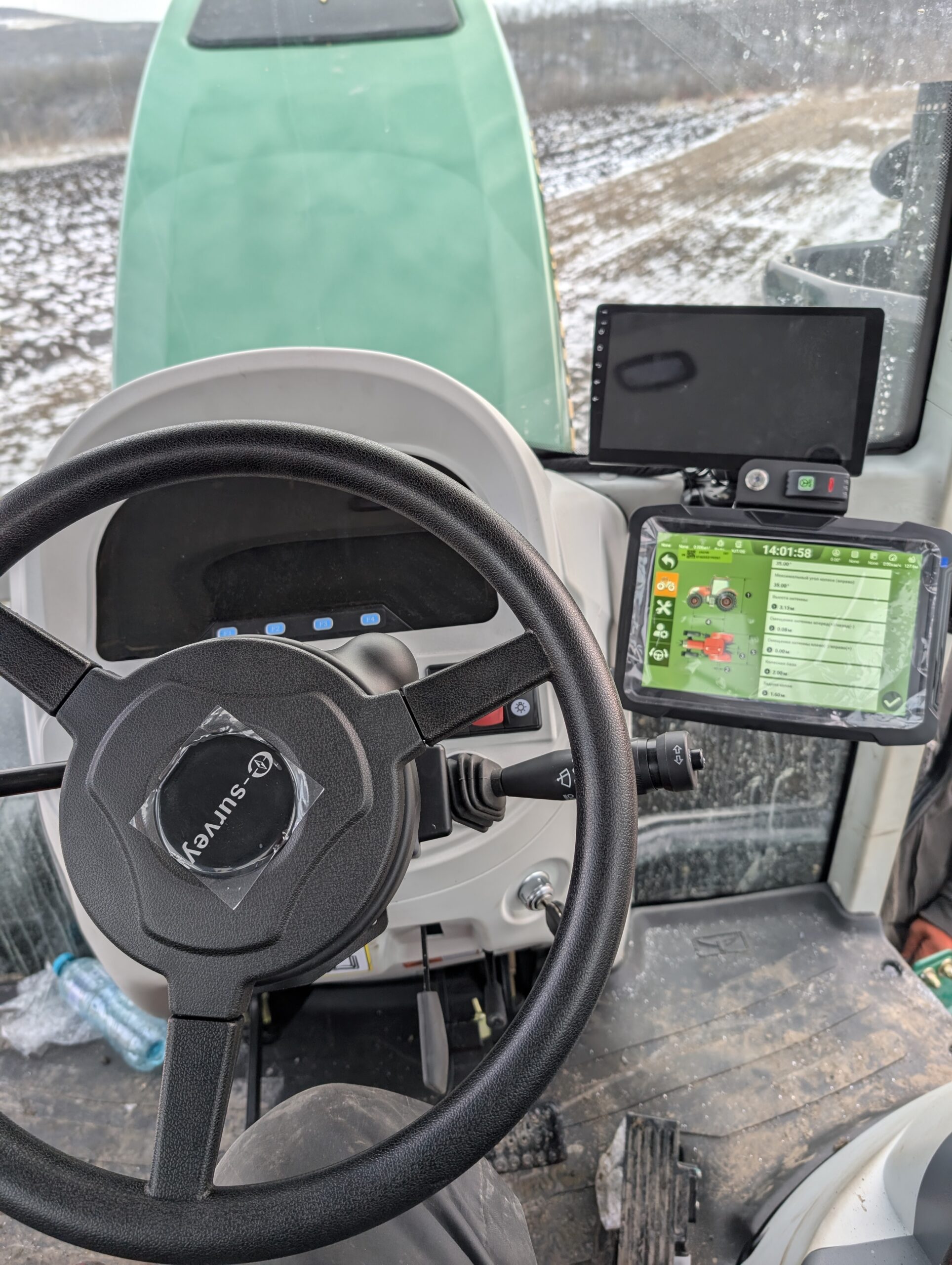 Volan electric și terminal eSurvey instalate în cabina unui utilaj agricol